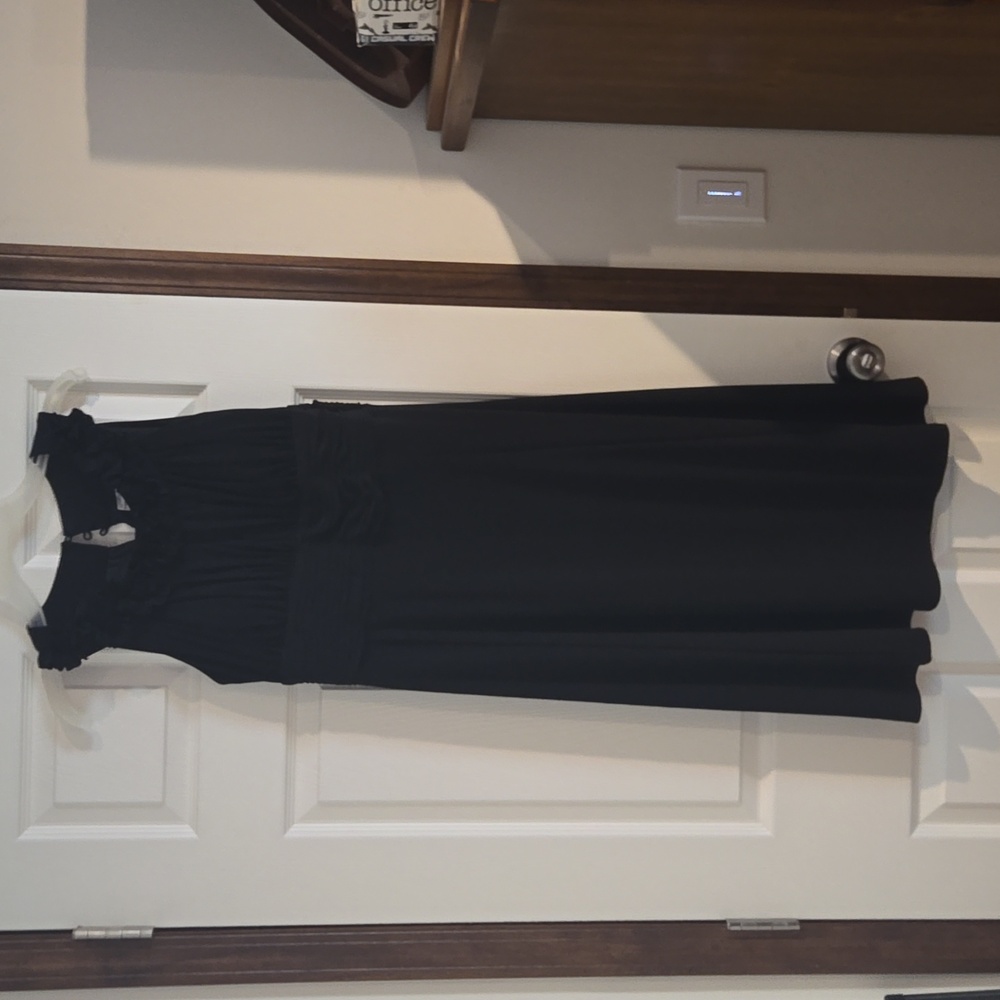 Dress size 10 has flowers around the neck